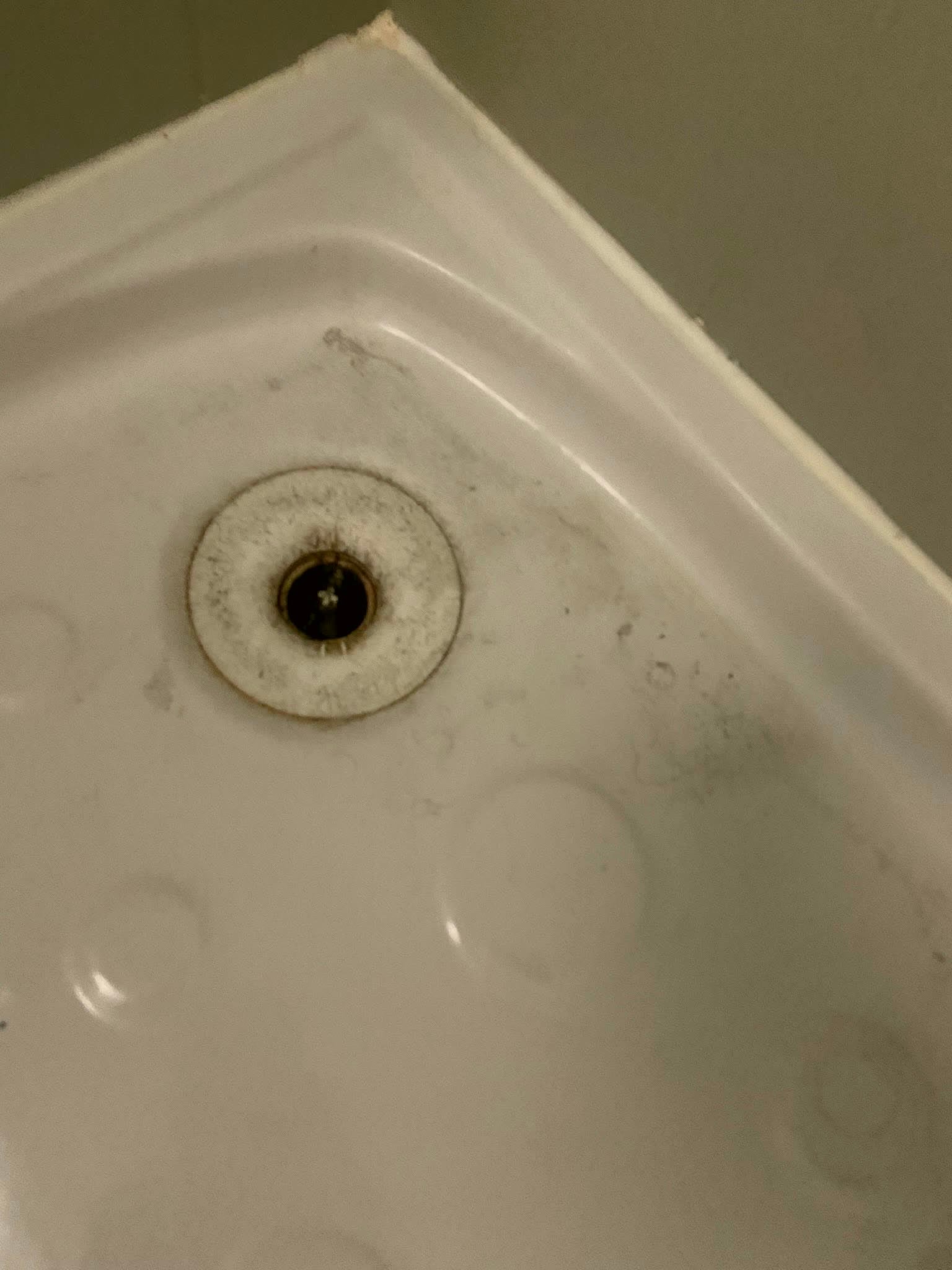 Avant : bac de douche entartré et encrassé, puis remis à neuf