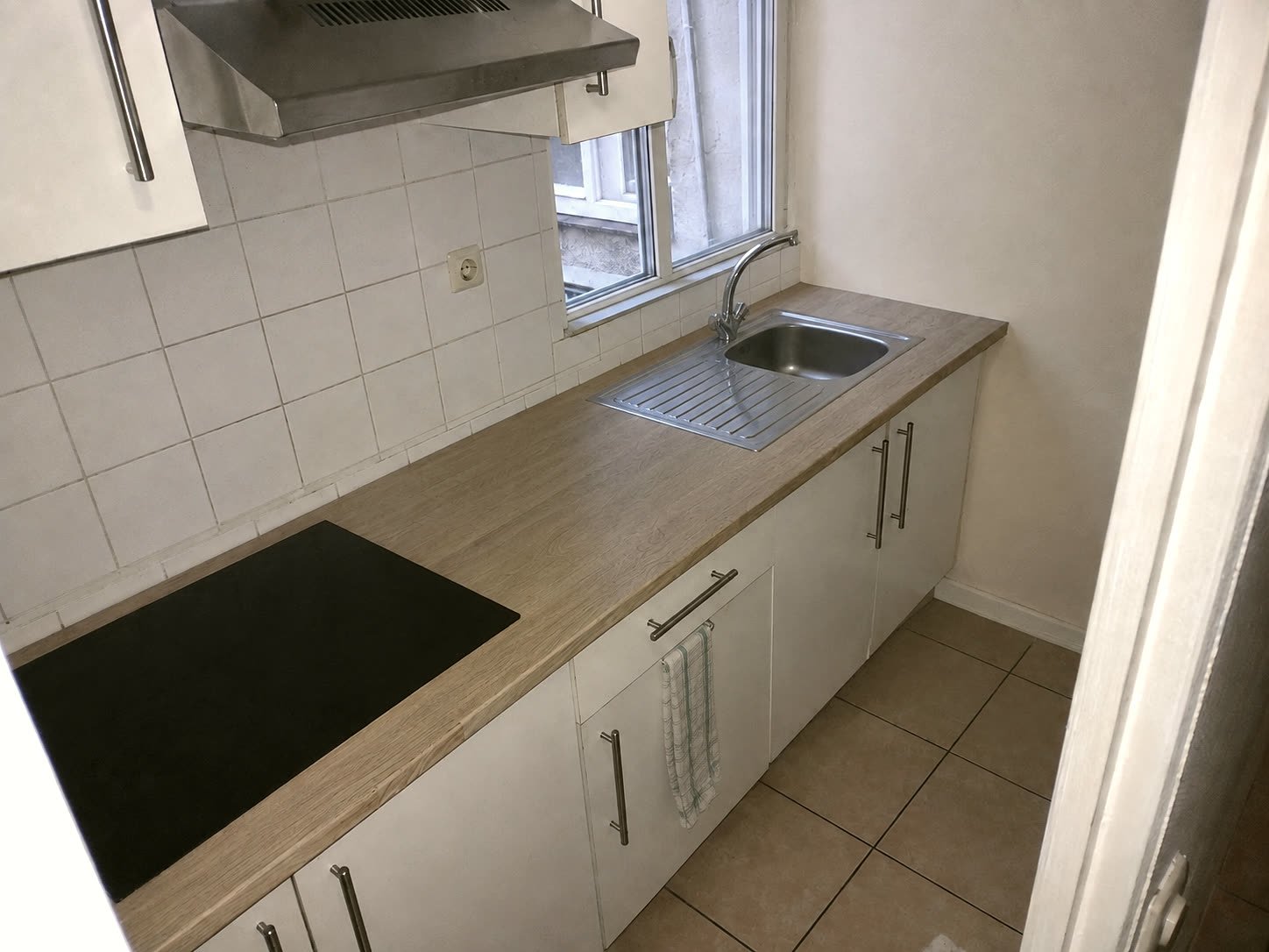 Après : cuisine laissée avec vaisselle sale et plaque grasse, puis plan de travail dégagé et inox lustré