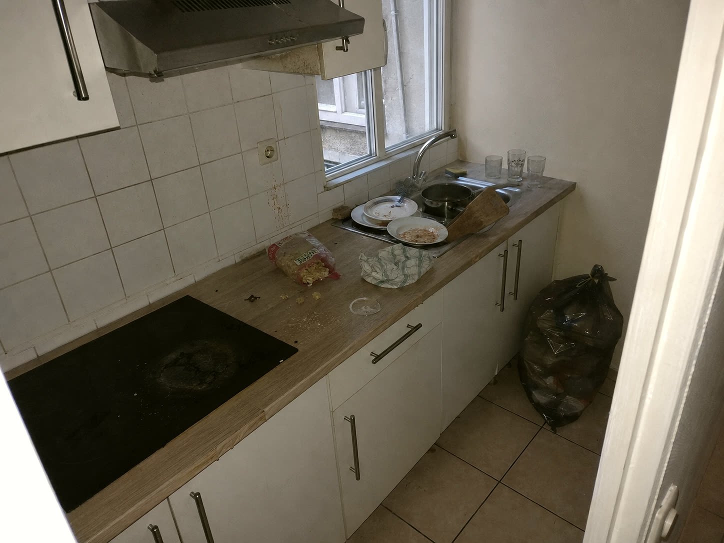 Avant : cuisine laissée avec vaisselle sale et plaque grasse, puis plan de travail dégagé et inox lustré