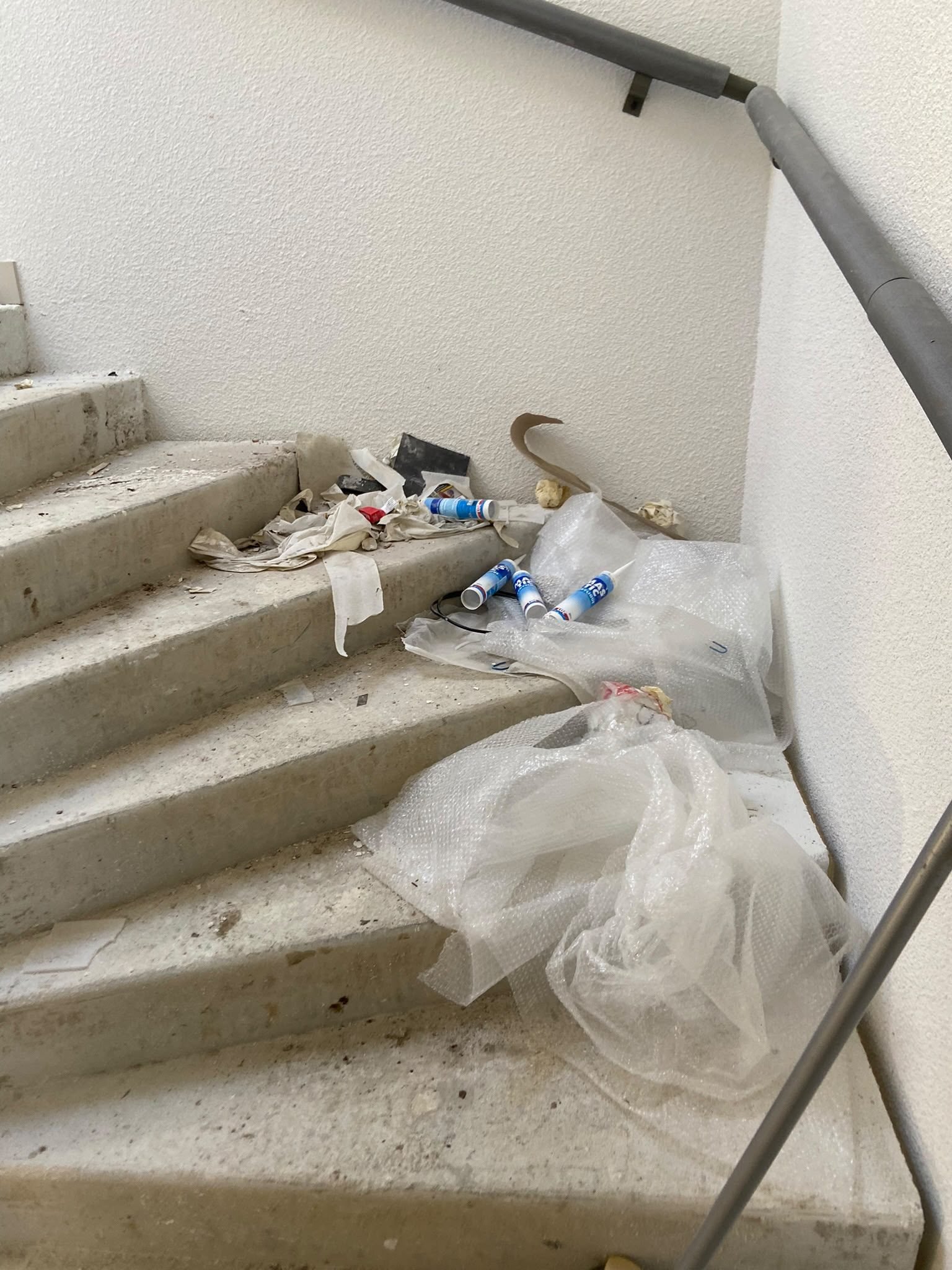Avant : escalier en béton couvert de gravats, puis entièrement nettoyé