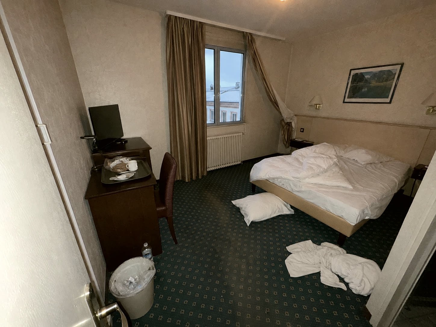 Avant : chambre d'hôtel après le départ d'un client, puis recouchée au carré avec linge propre