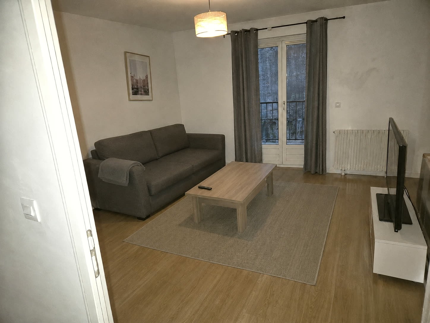 Après : séjour encombré après le départ des voyageurs, puis coussins redressés et table basse dégagée