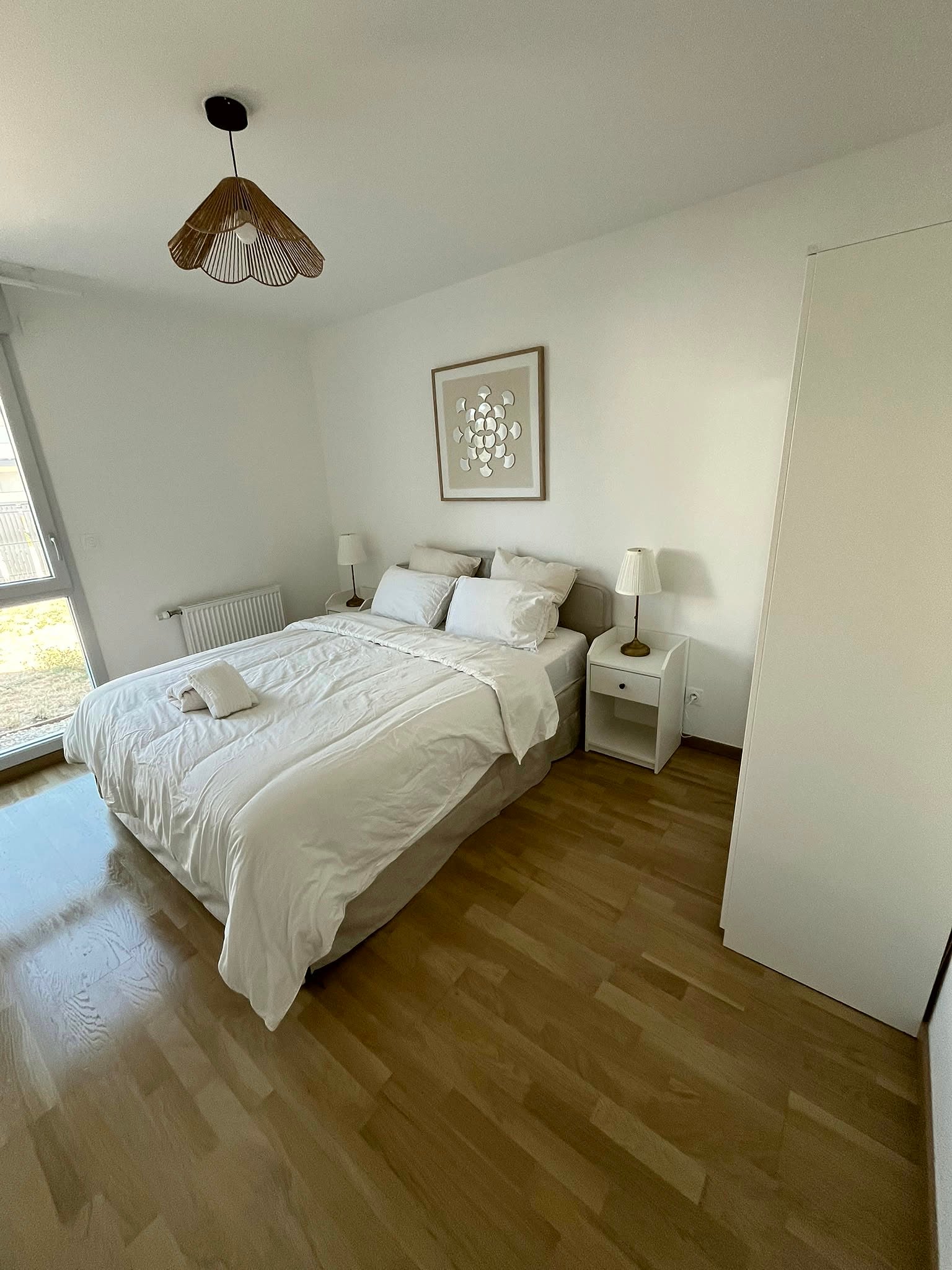 Chambre blanche entièrement remise en état