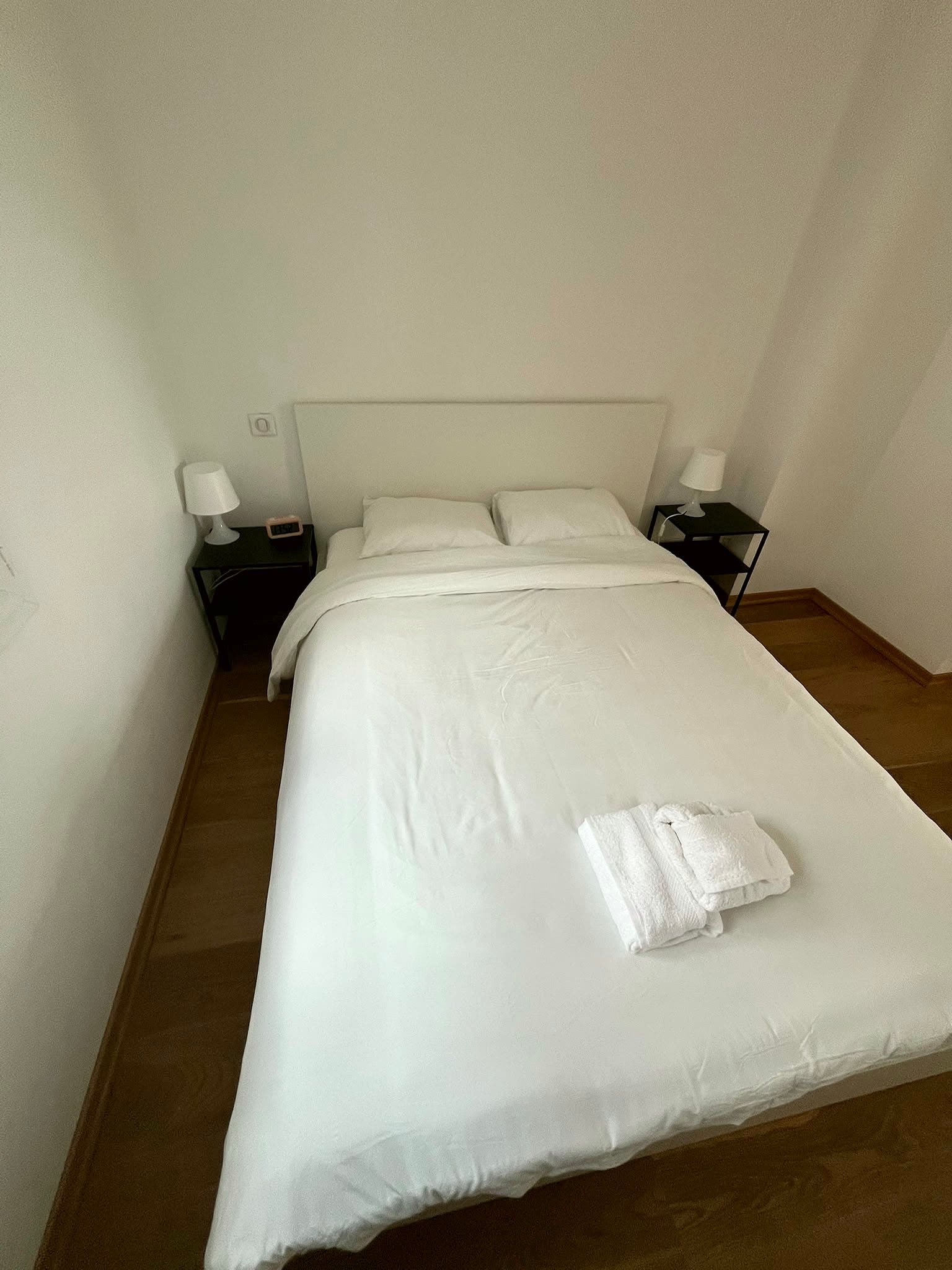 Chambre avec linge de toilette disposé sur le lit