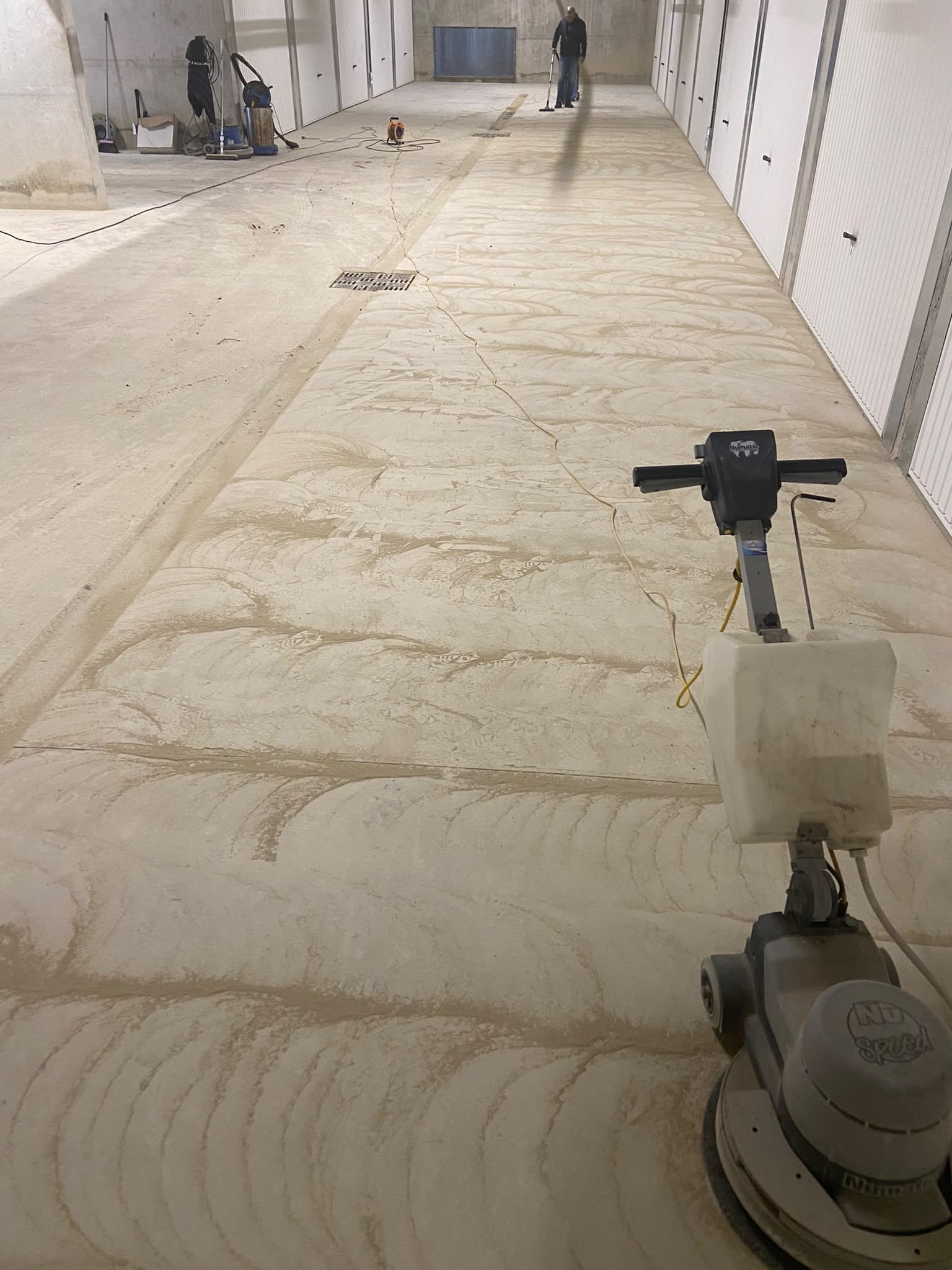 Traitement du sol d'un long couloir au matériel professionnel