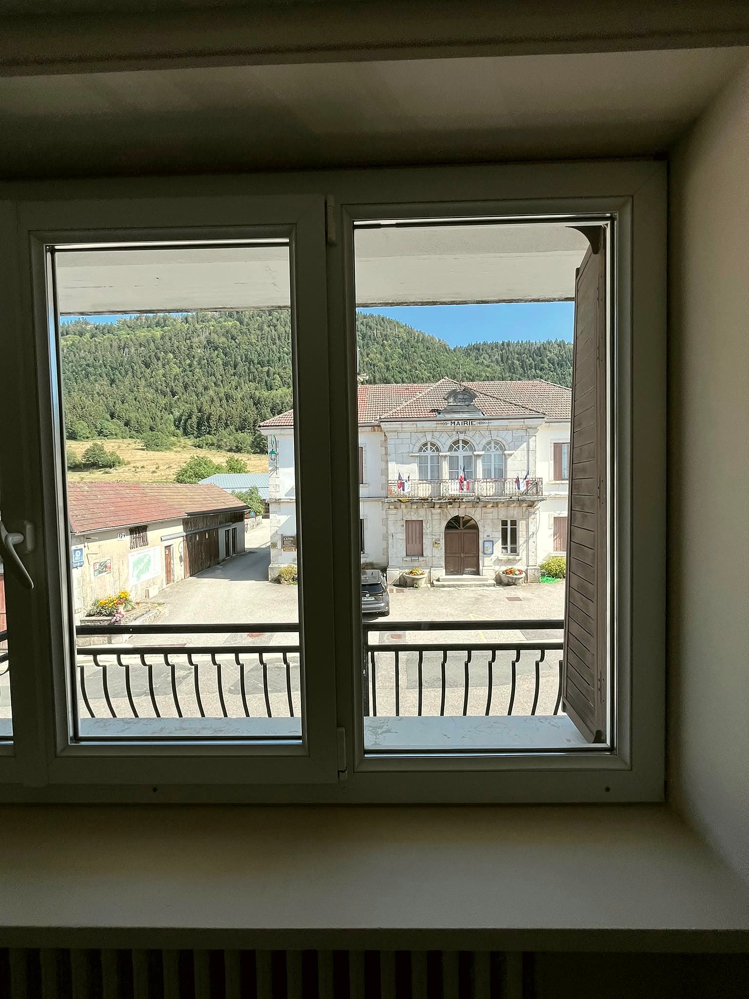 Vitrage nettoyé sans traces, avec vue sur la montagne