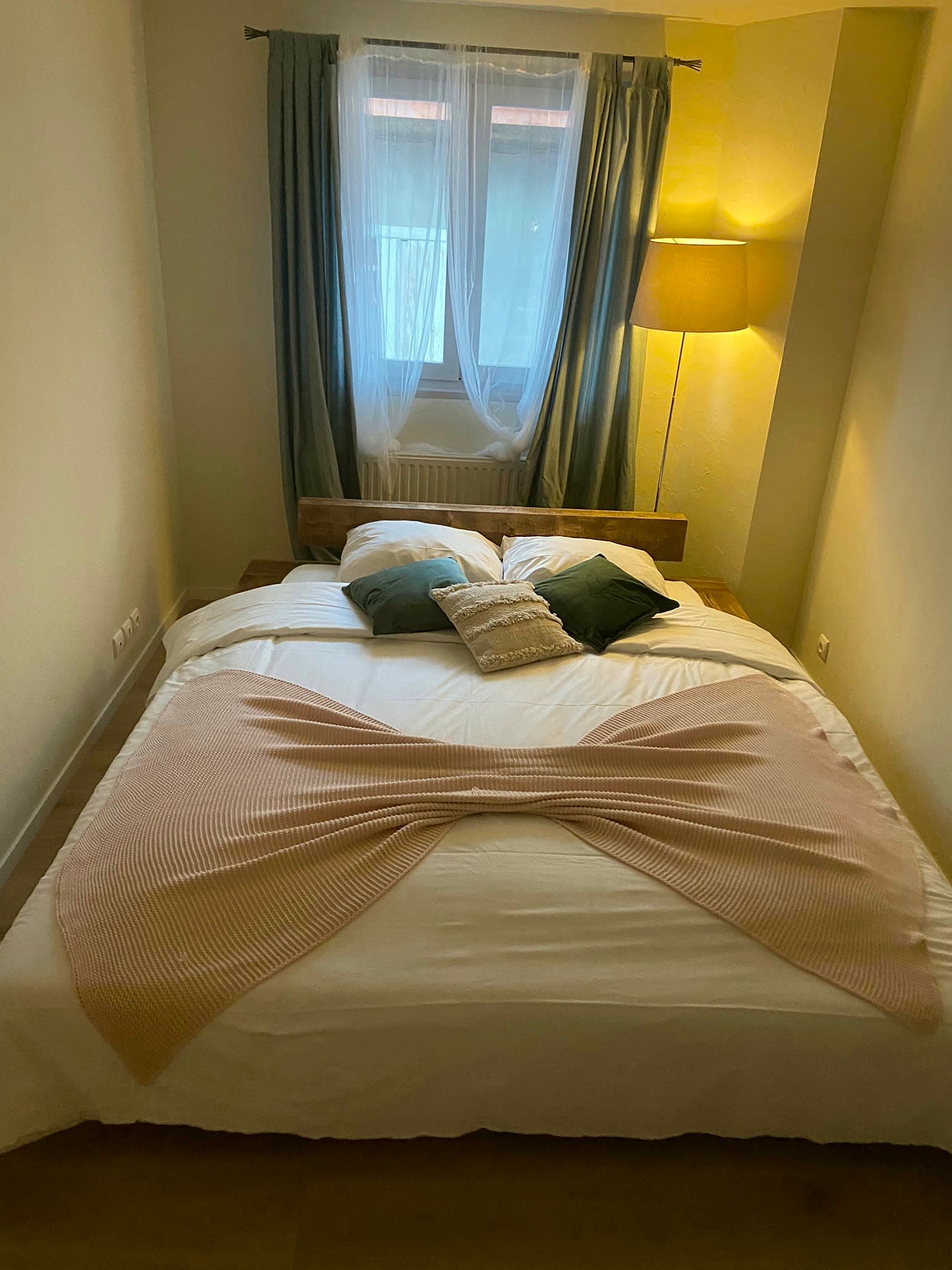 Lit préparé avec coussins et linge repassé