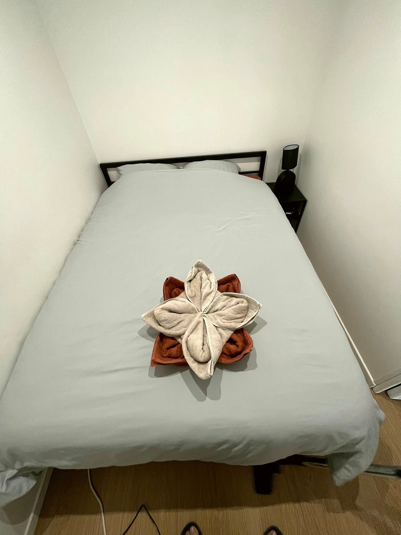 Lit refait avec pliage de serviettes en fleur