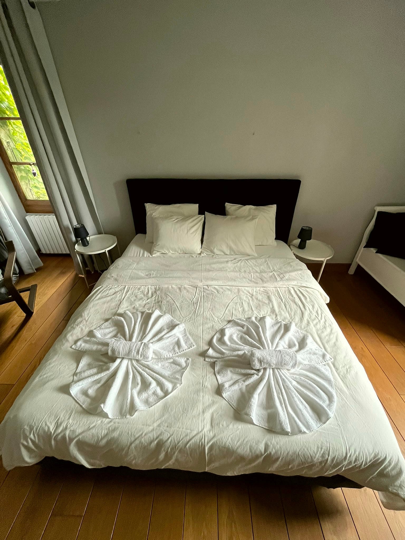 Pliage décoratif du linge de toilette sur un lit