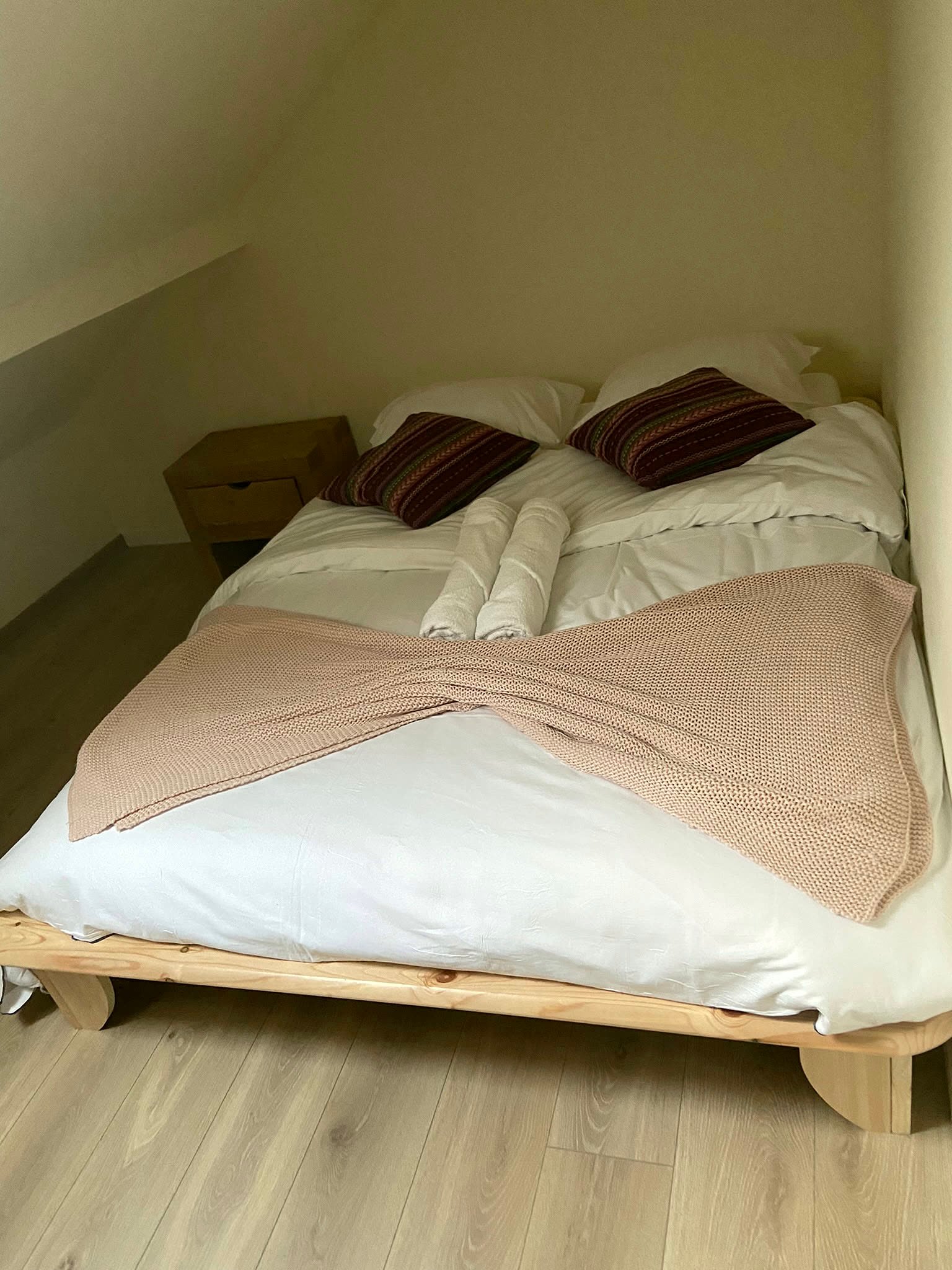 Chambre préparée avec couvre-lit et coussins assortis