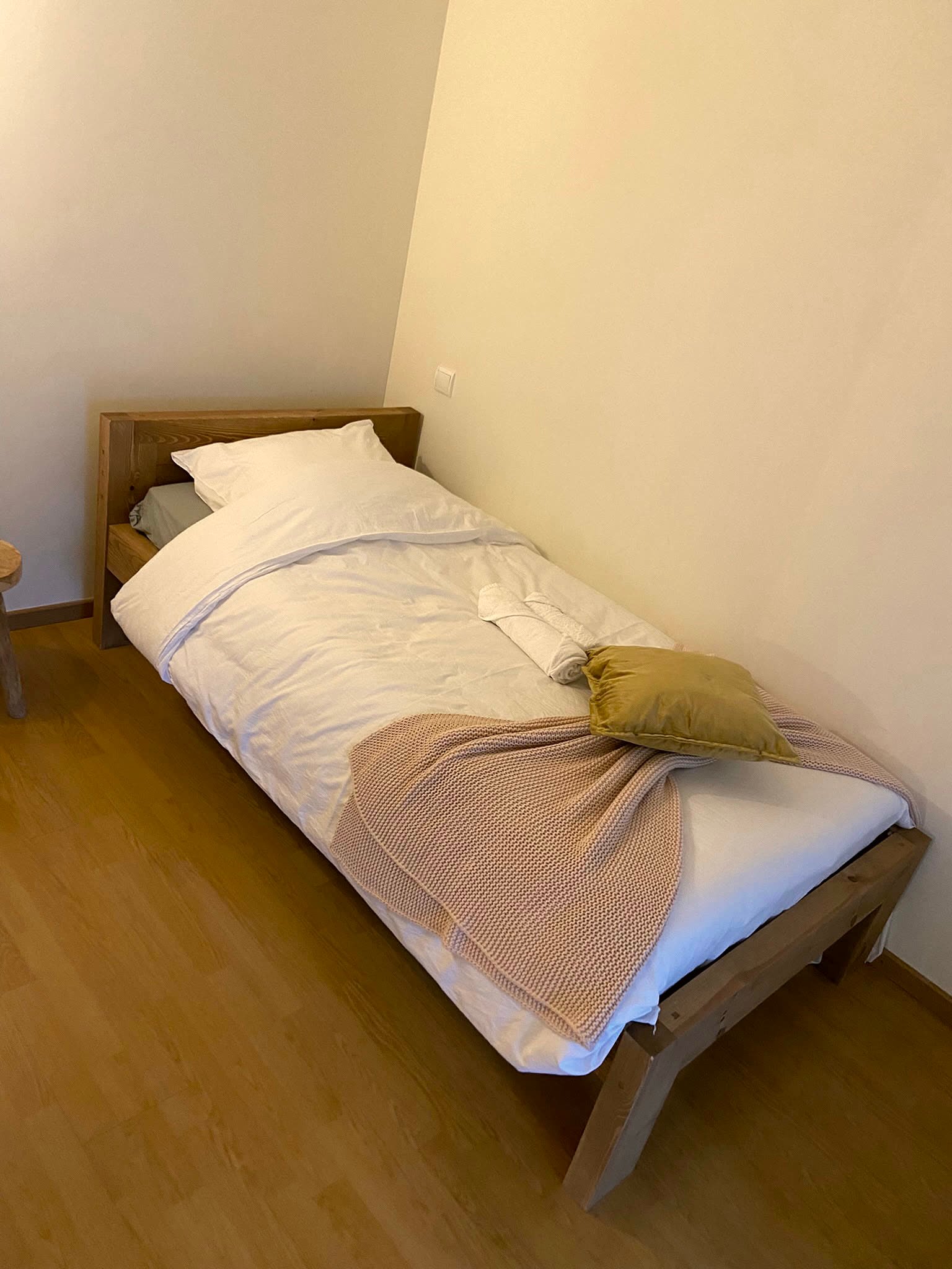 Chambre simple remise en état entre deux voyageurs