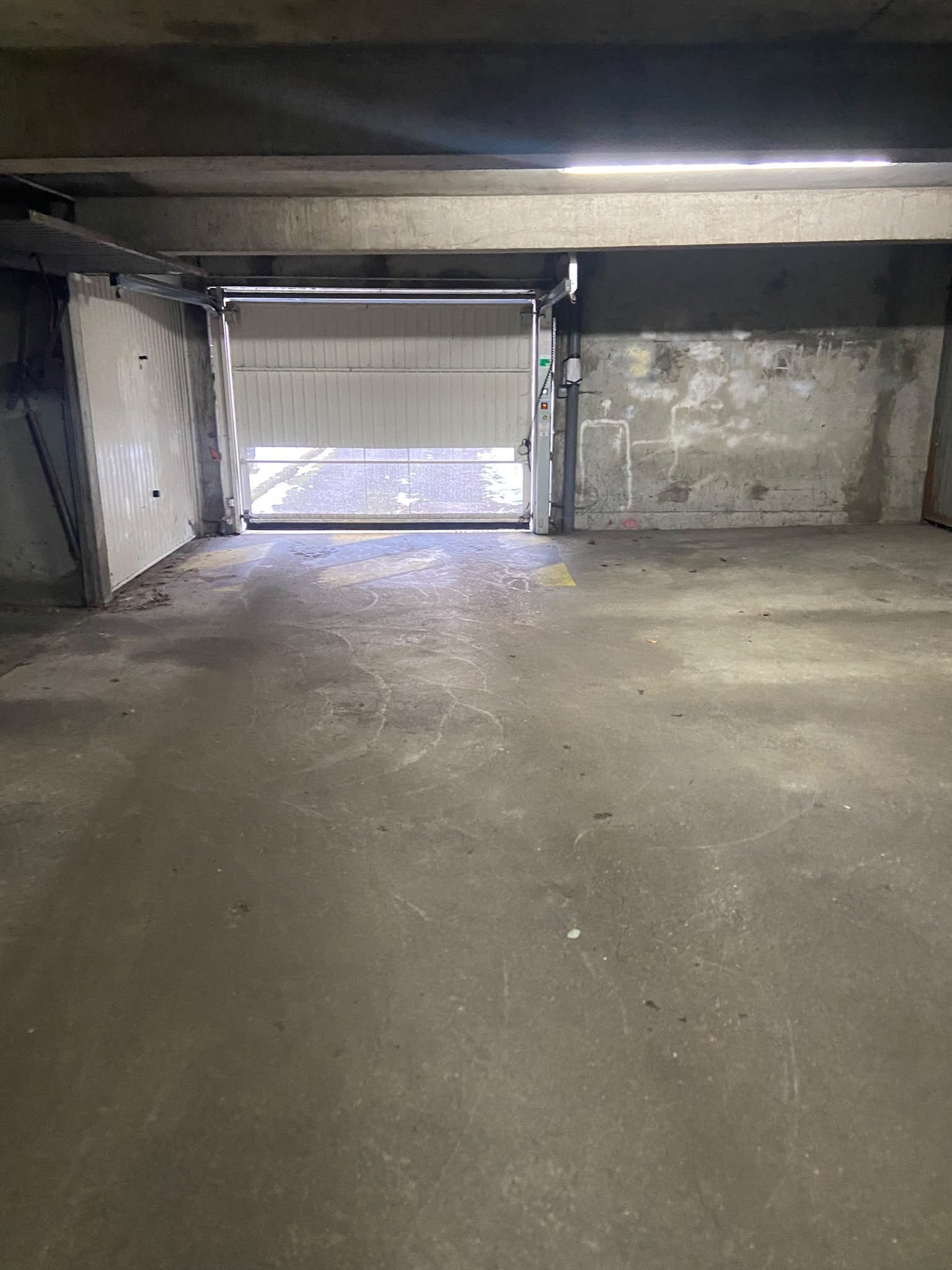Parking vidé et nettoyé