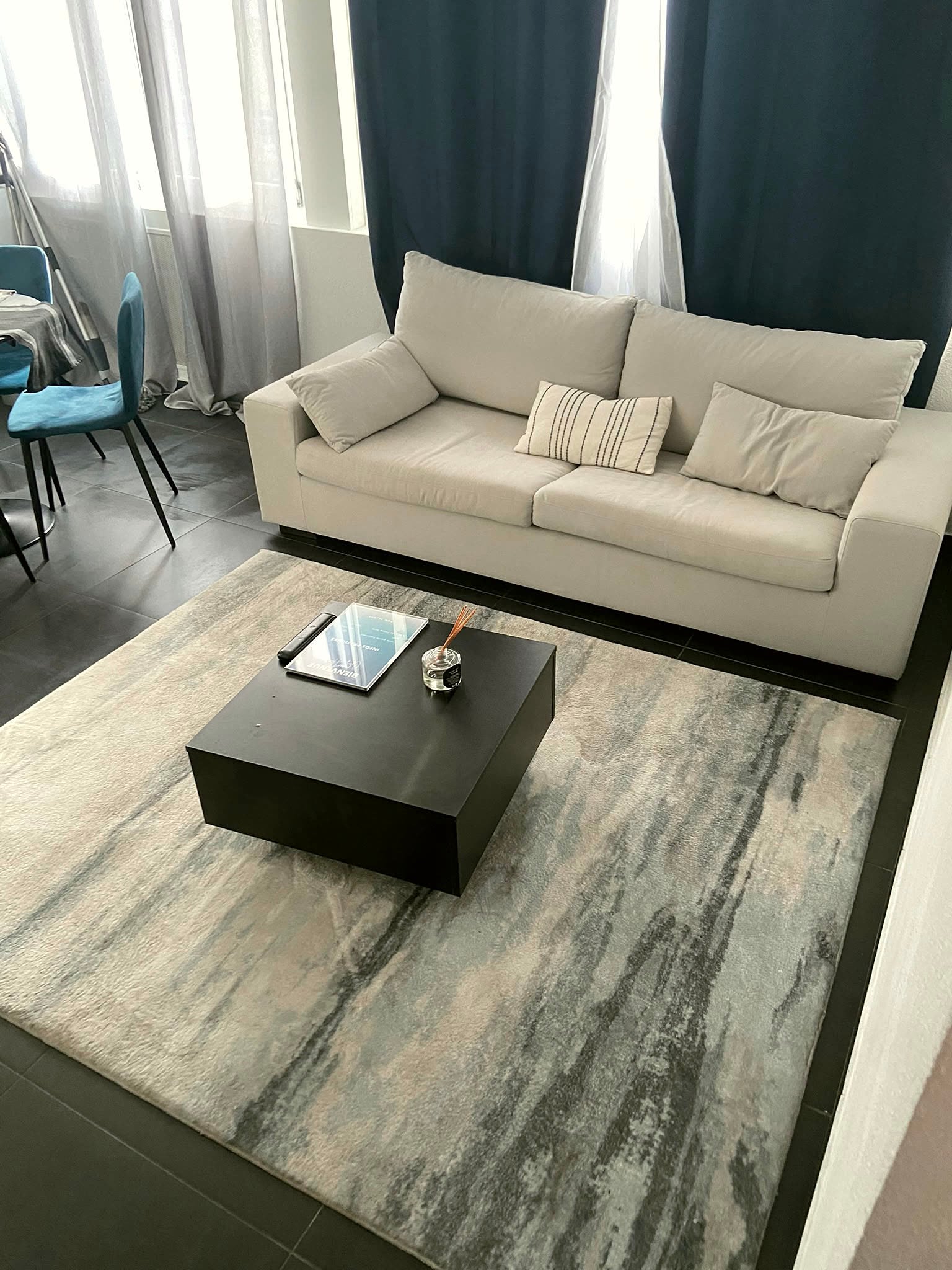 Séjour avec canapé et table basse nettoyés