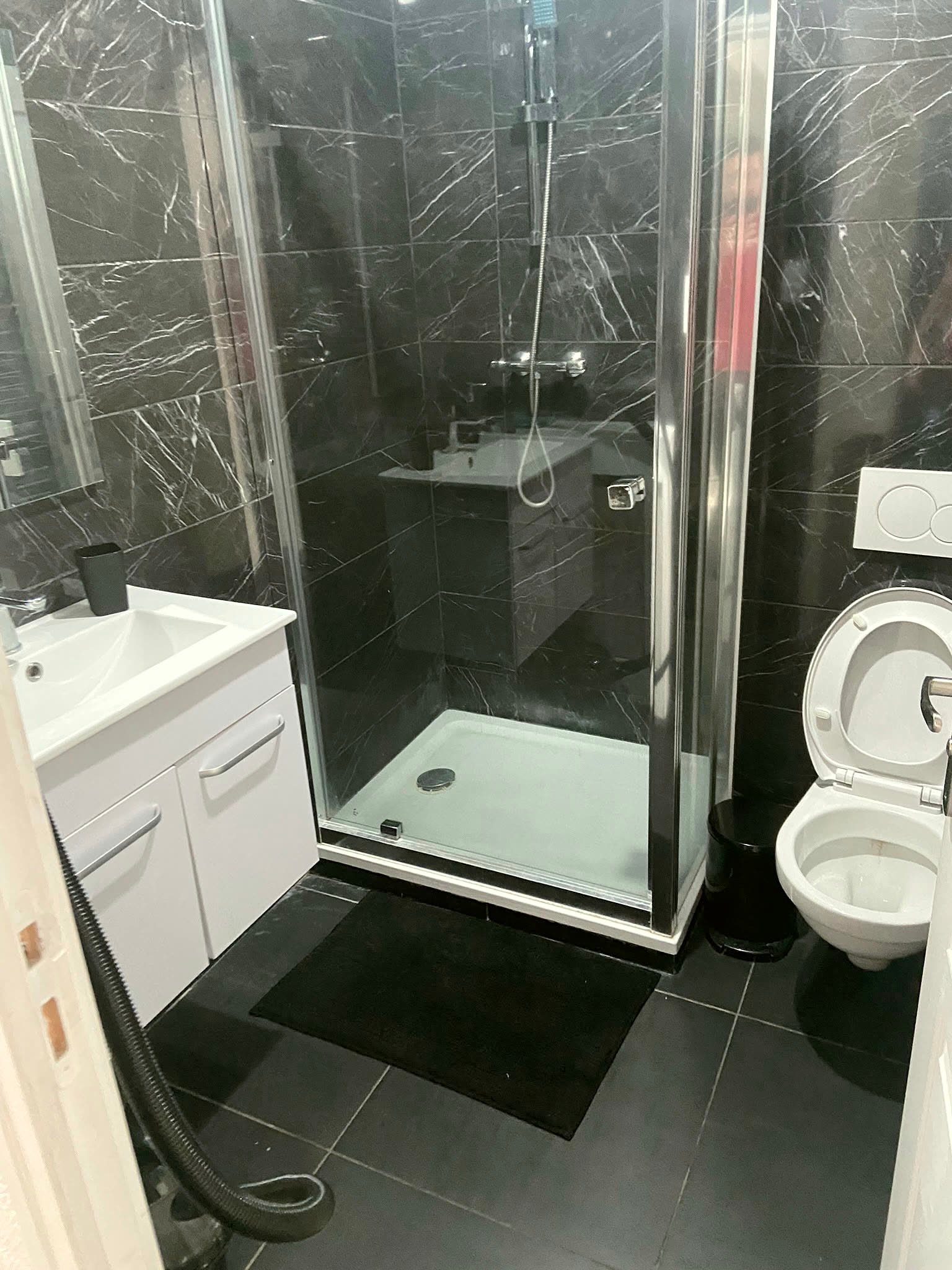 Cabine de douche et sanitaires nettoyés