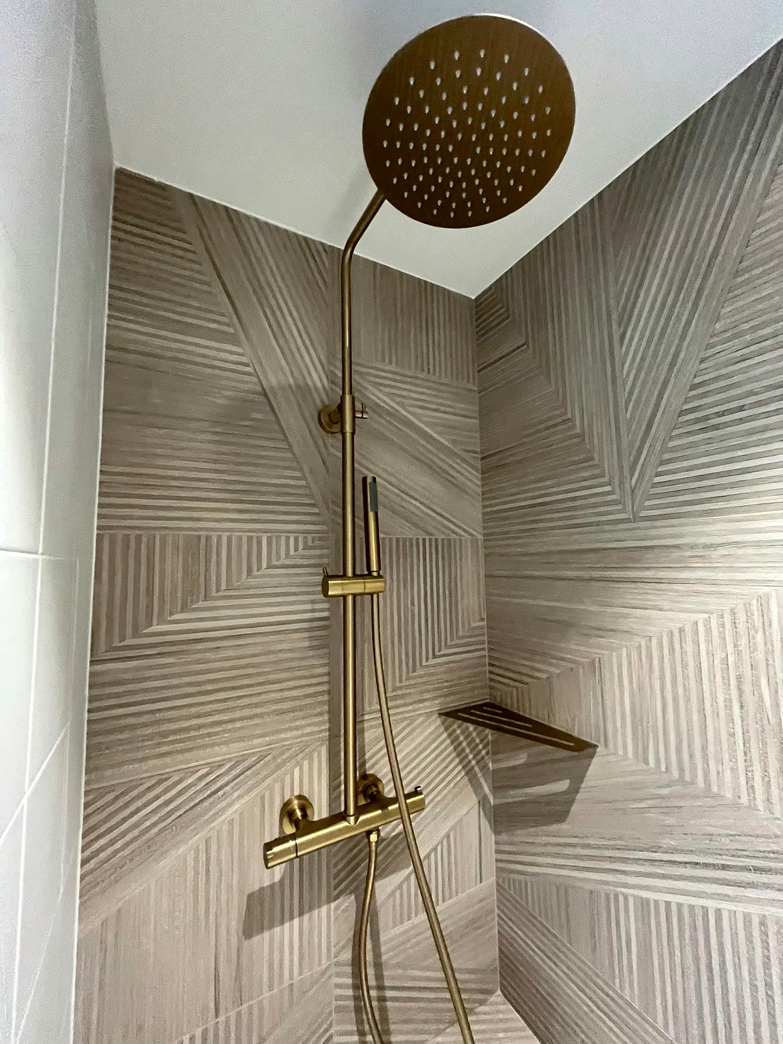 Salle d'eau nettoyée dans le détail