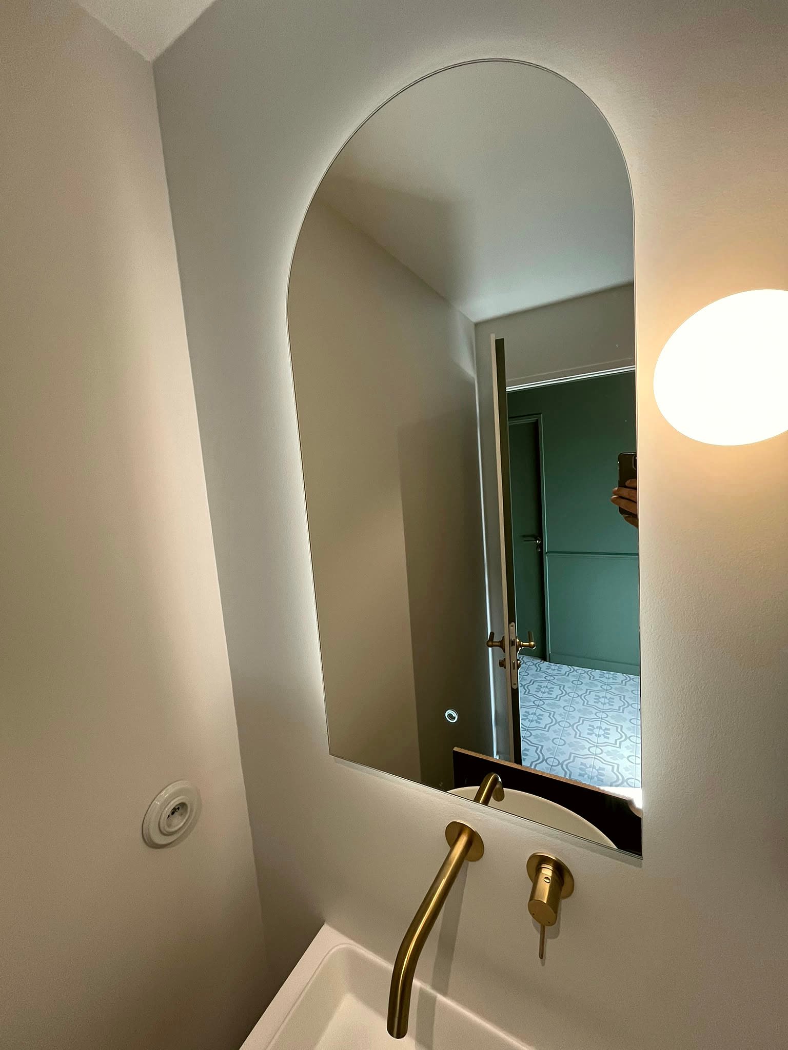 Miroir en arche et robinetterie dorée sans trace