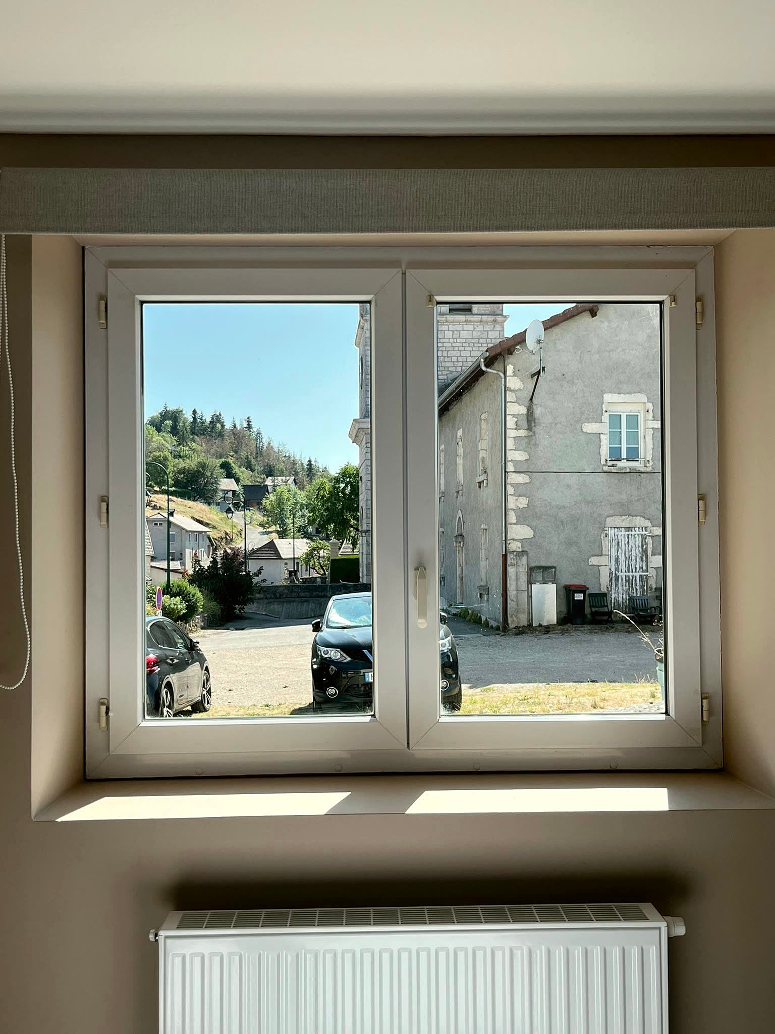 Fenêtre nettoyée donnant sur la montagne